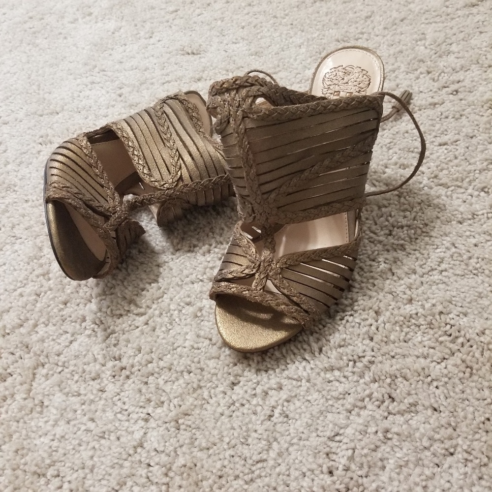 ☀️ Vince camuto gold sandals,  size 7.5 - Picture 3 of 5